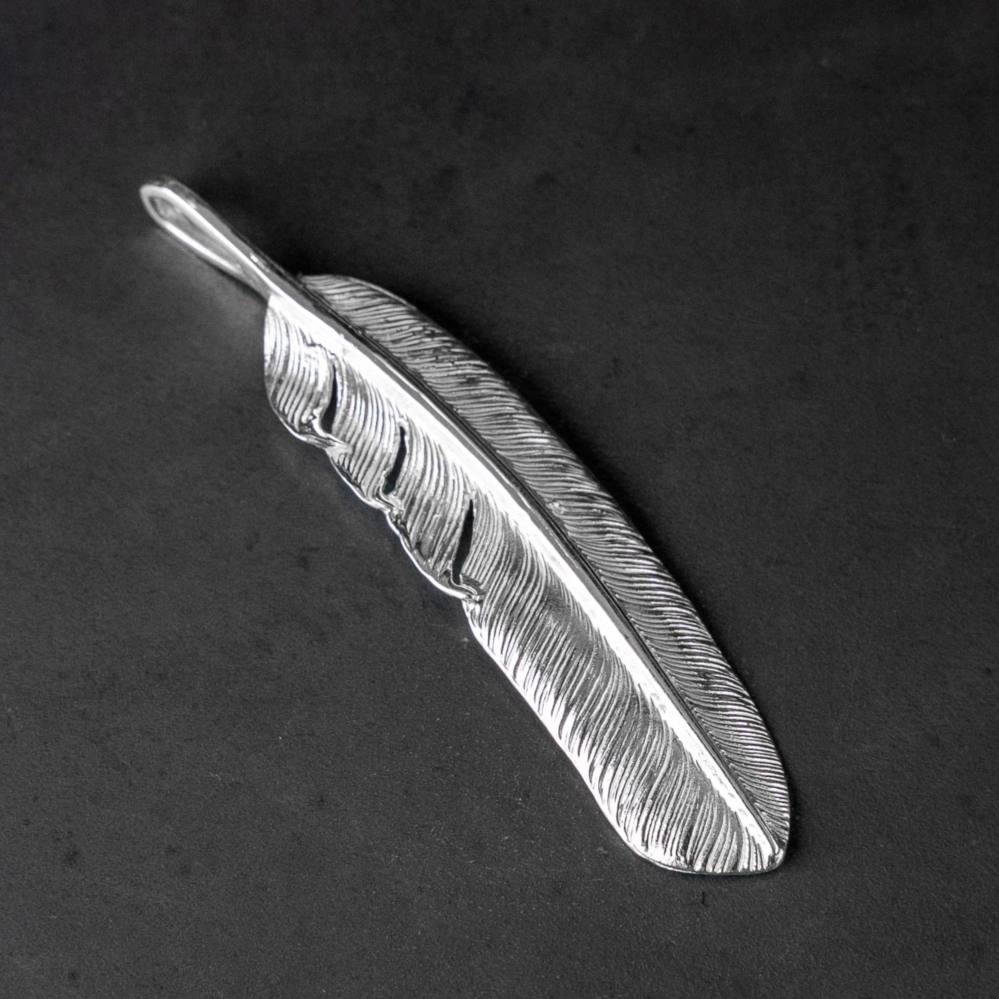 First Arrow’s Feather Pendant – 950 Silver / P-001L (L)