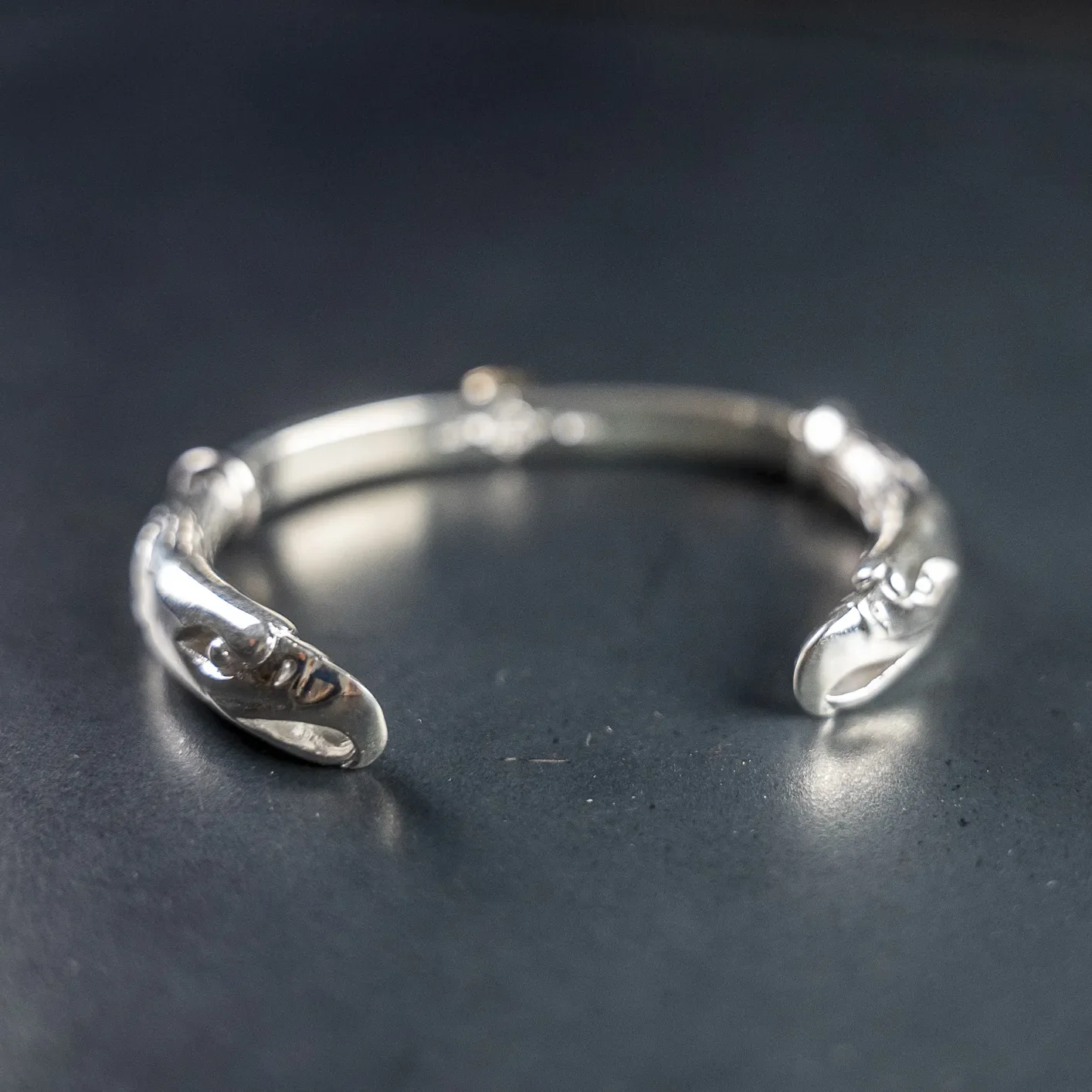 First Arrow's ‘Double Eagle’ Bangle – 950 Silver / BR-296 - Image 3