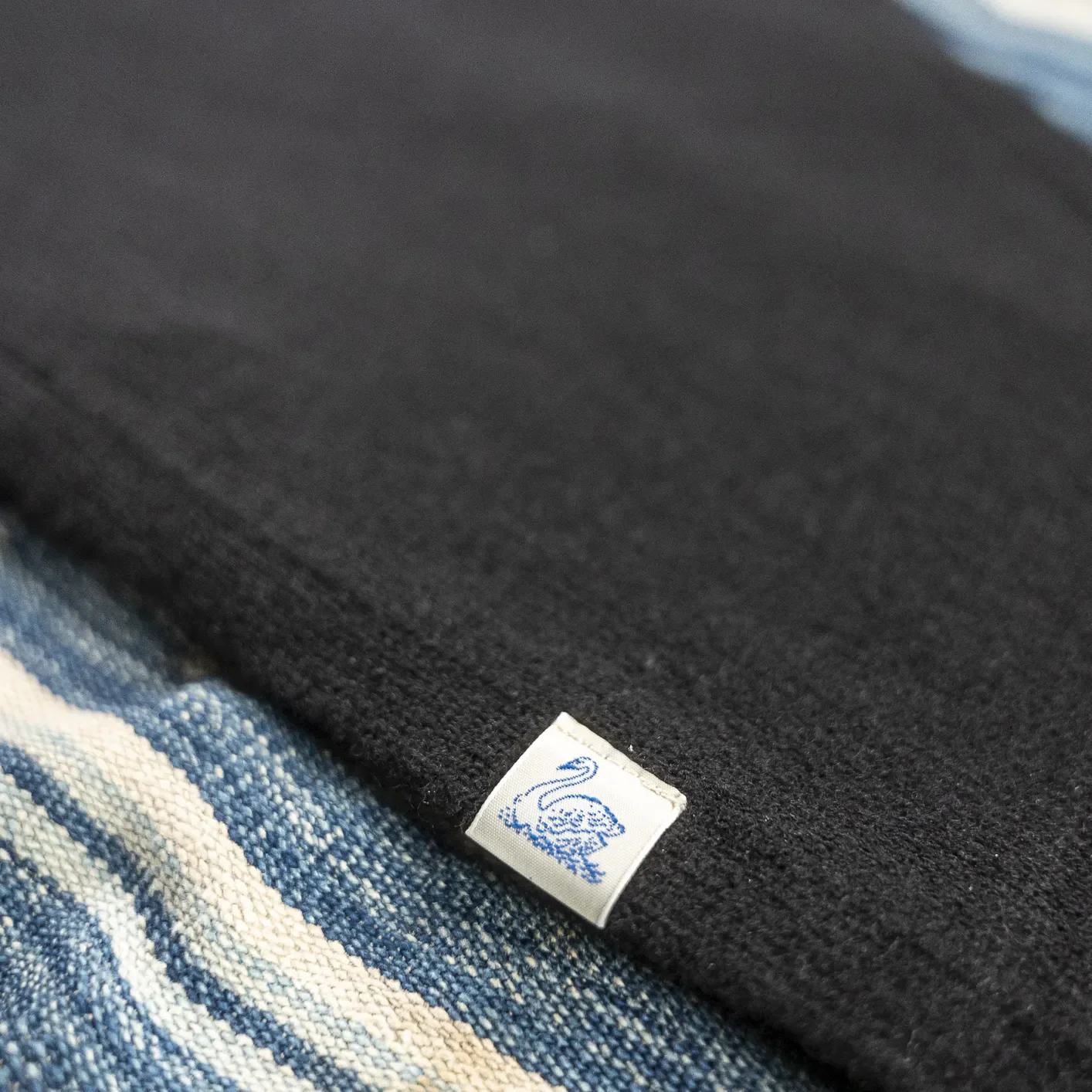 Merz b. Schwanen Merino Wool-Cashmere-Silk Triangle Scarf – Deep Black / SKTS02 - Image 2