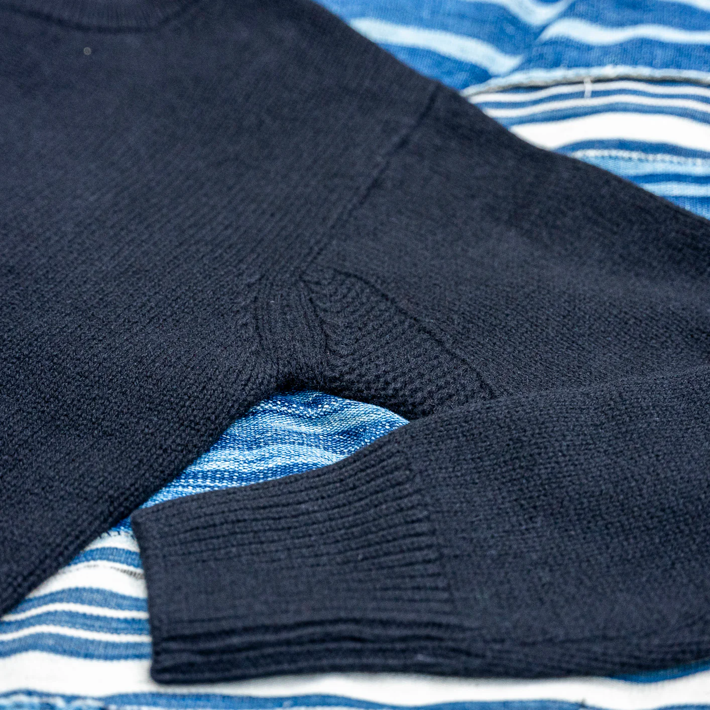 Merz b. Schwanen Merino x Cashmere Crewneck Sweater – Deep Black / LOCC01 - Image 4