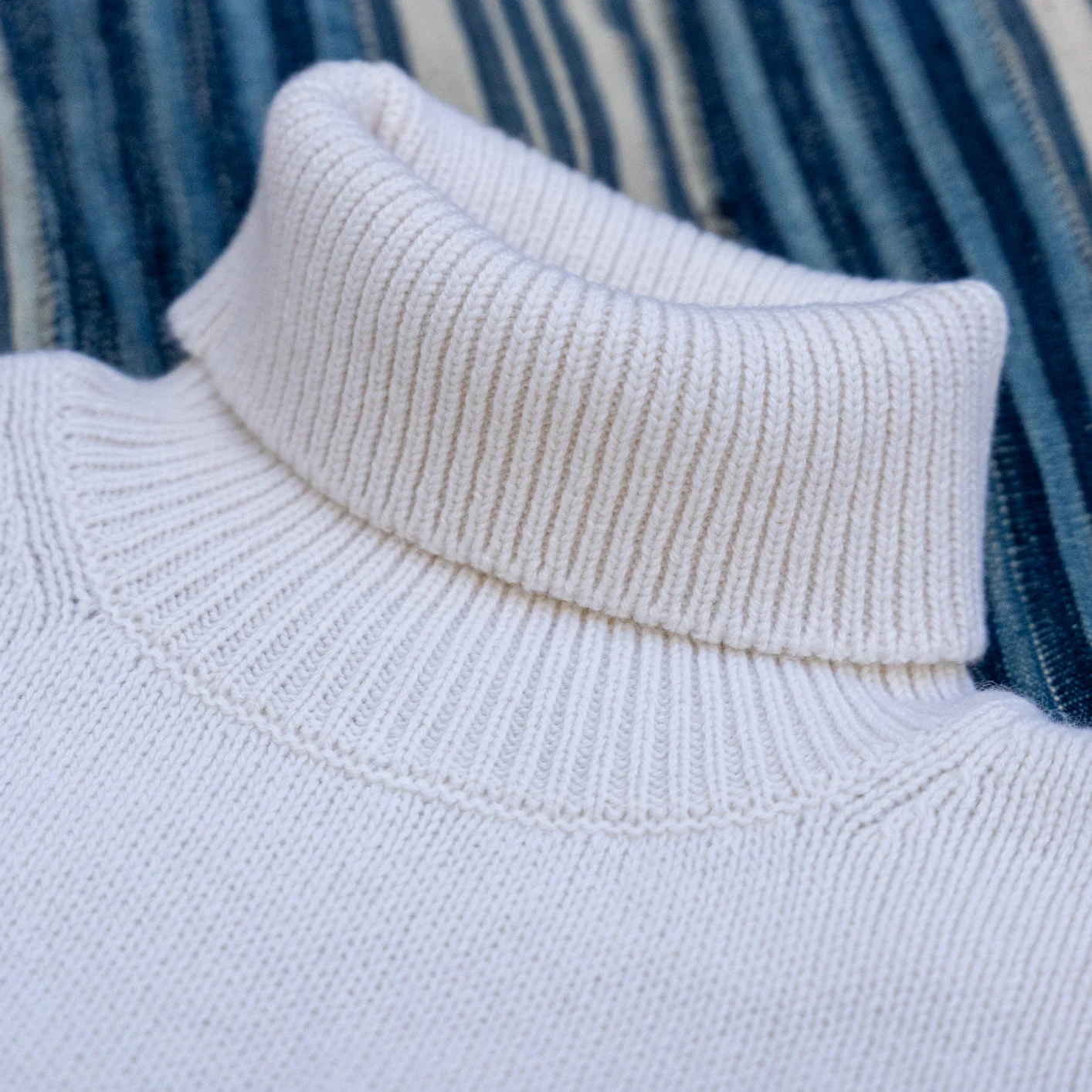 Merz b. Schwanen Merino x Cashmere Turtleneck Sweater – Nature White / LOCT01 - Image 2