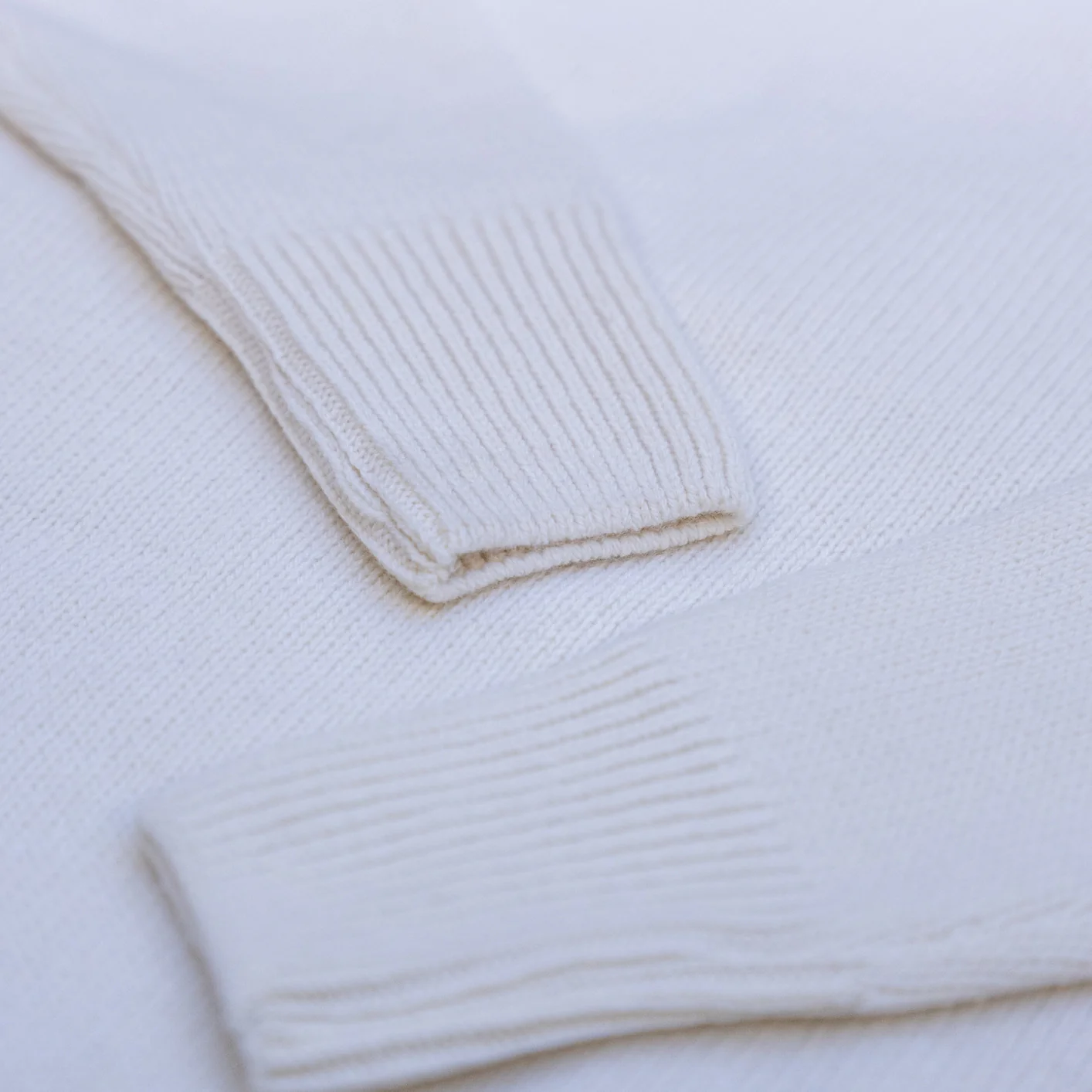 Merz b. Schwanen Merino x Cashmere Turtleneck Sweater – Nature White / LOCT01 - Image 3
