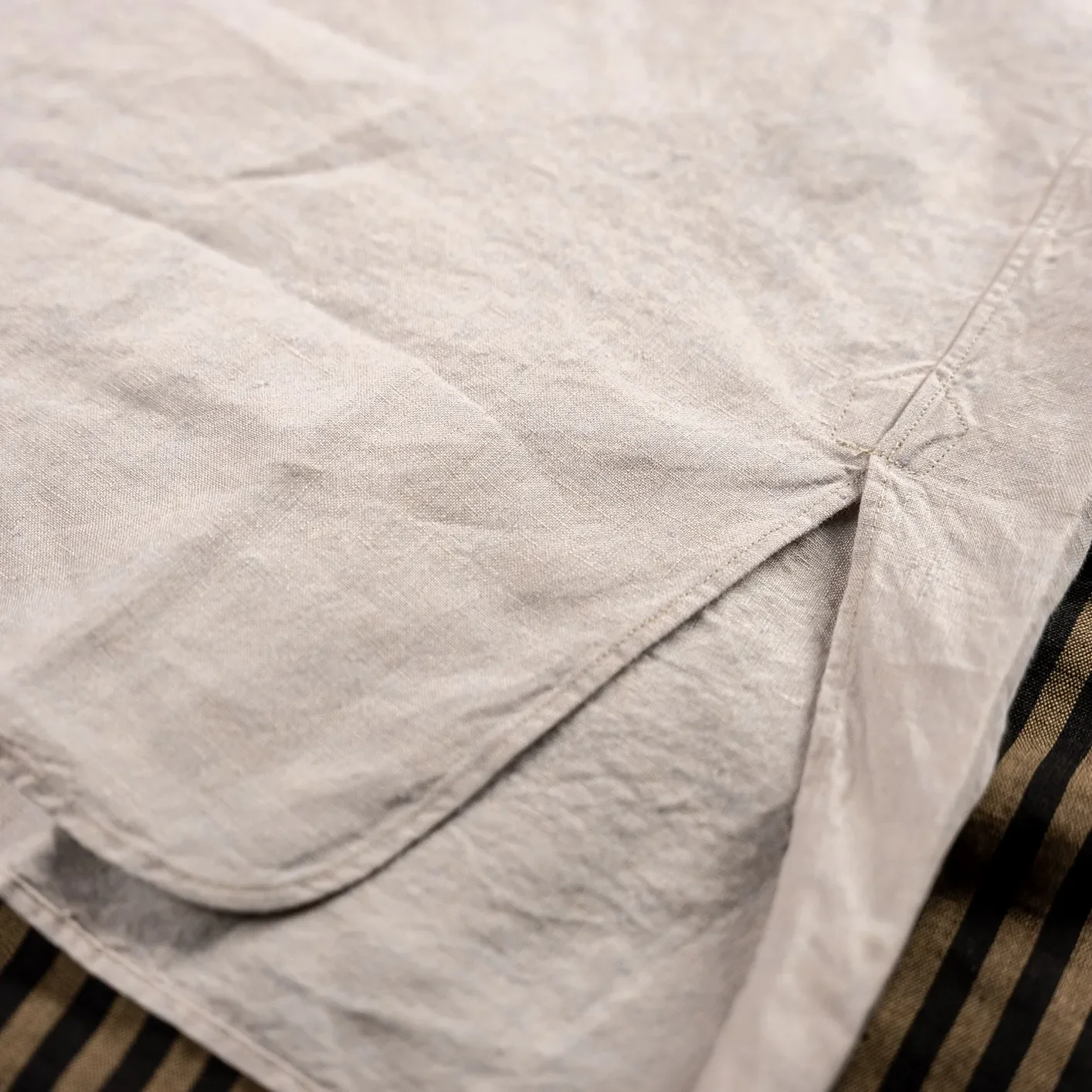 MotivMfg Superfine Linen Broadcloth ‘Mikhail‘ Shirt – Light Grey Chambray - Image 4