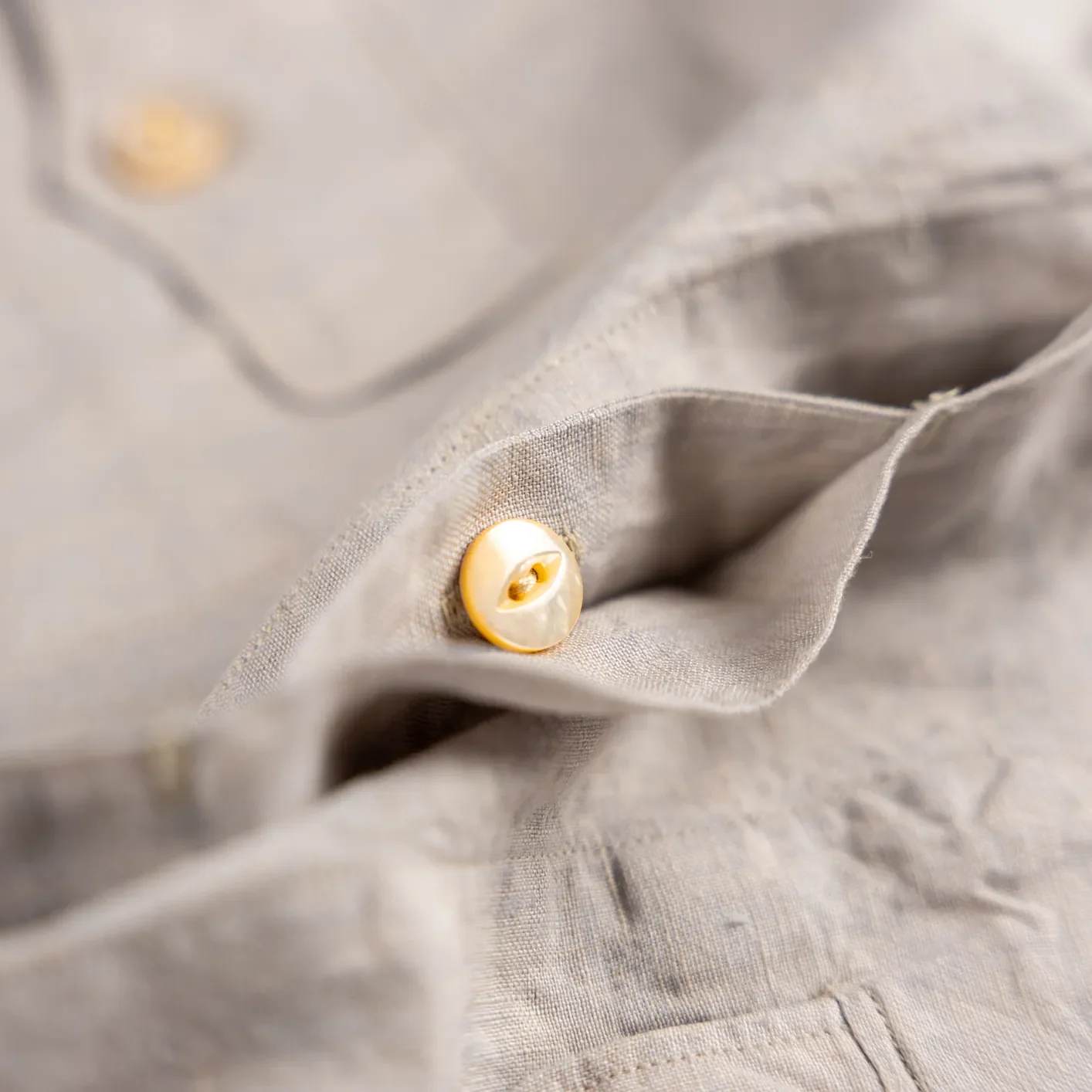 MotivMfg Superfine Linen Broadcloth ‘Mikhail‘ Shirt – Light Grey Chambray - Image 5