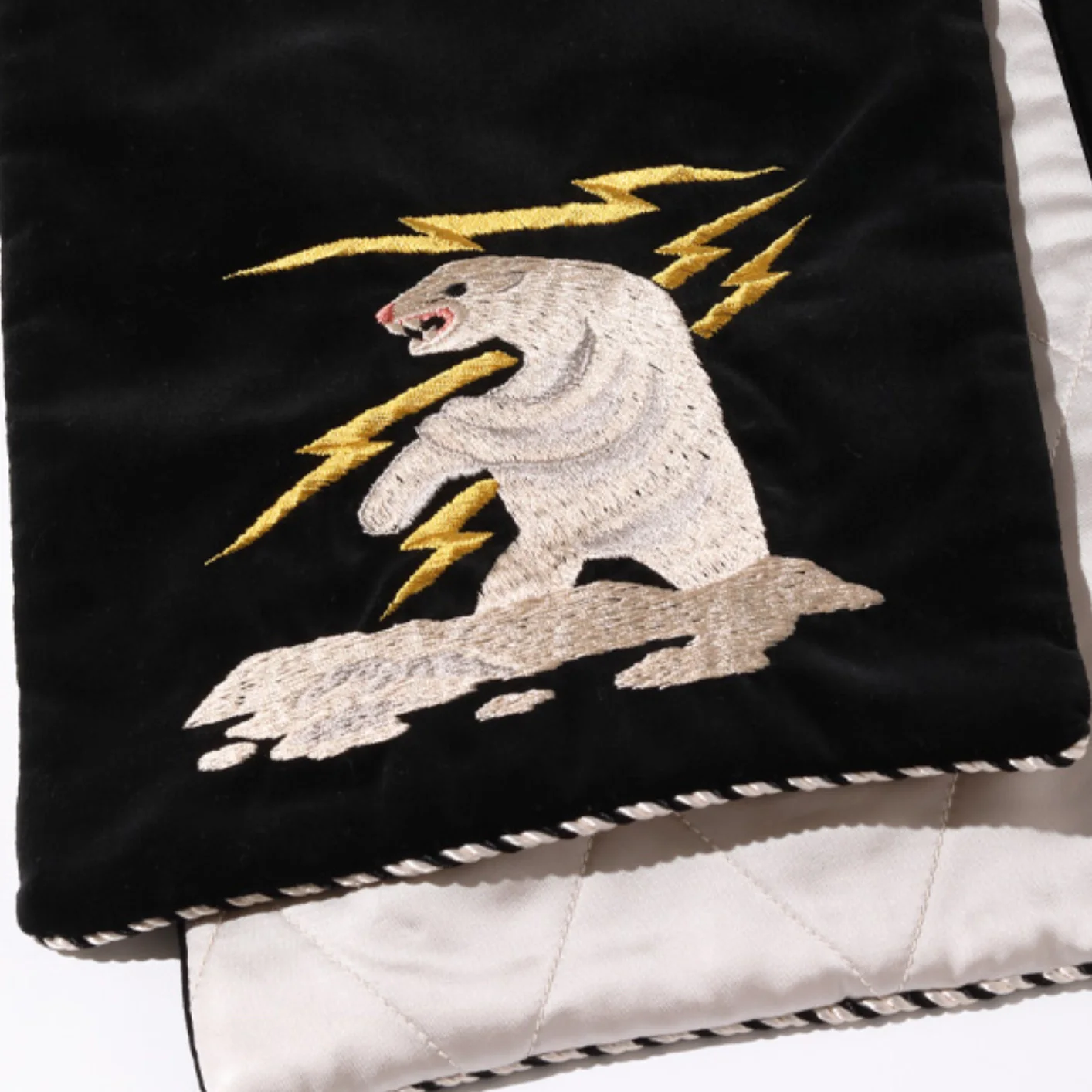 Tailor Toyo ‚Alaska‘ Velveteen Suka Scarf – Black / White - Image 3