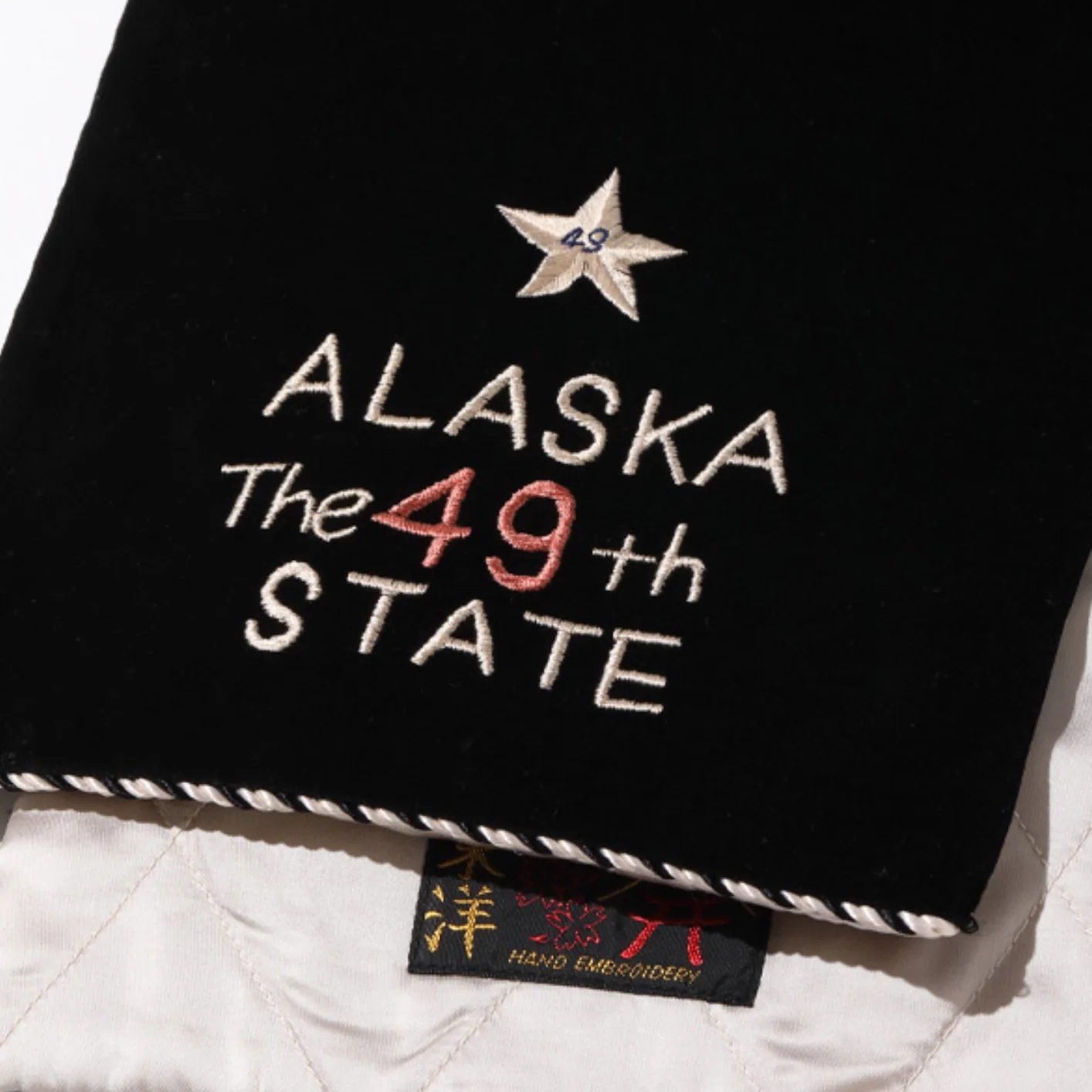 Tailor Toyo ‚Alaska‘ Velveteen Suka Scarf – Black / White - Image 4